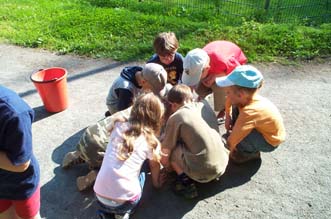 Dir Kinder haben eine Biene entdeckt