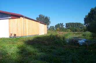 Naturschutzscheune und vorgelagerter Teich